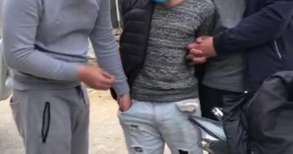 Xem clip công an khám phá bí mật “động trời” dưới yên xe máy của hai nam thanh niên