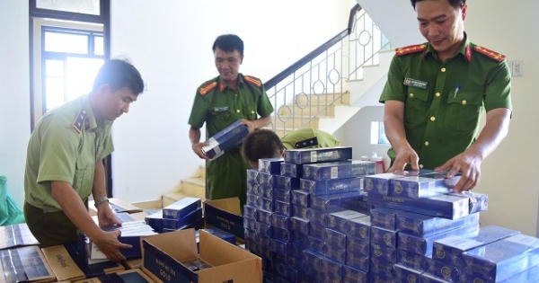 Thừa Thiên Huế: Bắt giữ ô tô chở 20.000 bao thuốc không rõ nguồn gốc