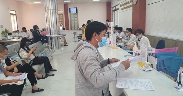 Người dân đi làm thủ tục hành chính tăng trở lại