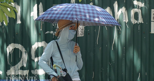 Phụ huynh gồng mình dưới cái nắng gần 40 độ C chờ con thi