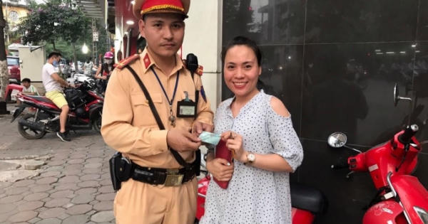 Quên thẻ ATM, người phụ nữ may mắn nhận lại được hơn trăm triệu đồng