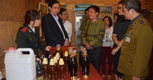Hà Nội: Tiếp tục thu giữ và tiêu hủy hơn 5300 lít rượu không rõ nguồn gốc Hà Nội: Tiếp tục thu giữ và tiêu hủy hơn 5300 lít rượu không rõ nguồn gốc