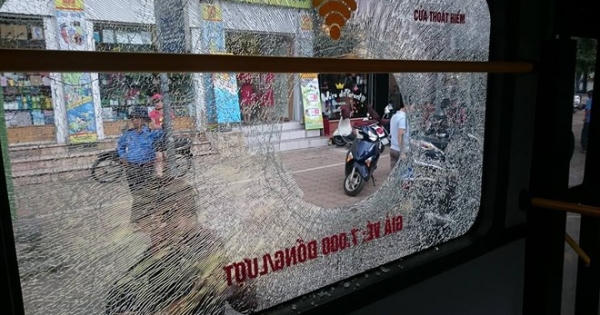 Bị bạn gái phớt lờ lời nói, nam thanh niên dùng gạch ném vỡ kính xe buýt