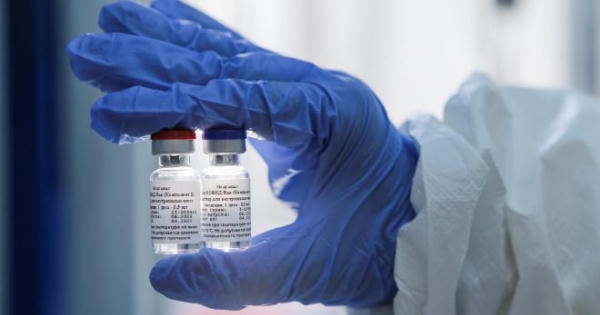 Nga bất ngờ cắt giảm quy mô nghiên cứu vaccine COVID-19