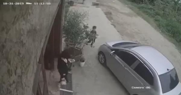 [Clip]: Rùng mình trước khoảnh khắc bé trai bị ô tô cuốn vào gầm