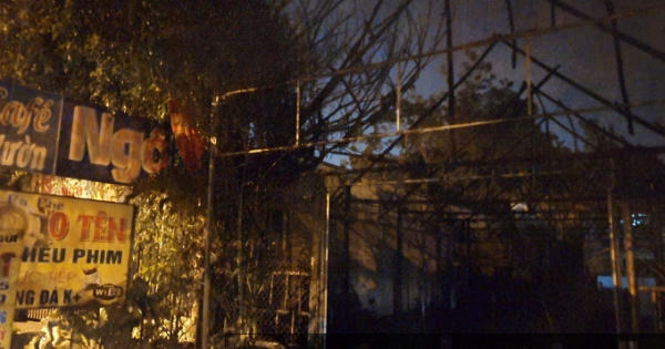 Quán lẩu và quán cà phê bị hoả hoạn thiêu rụi lúc rạng sáng