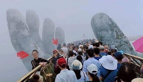 Bất chấp quy định, nữ du khách trèo vào bàn tay trên Cầu Vàng