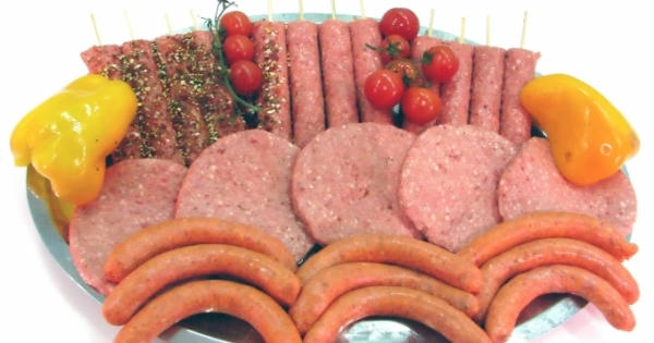 Phát hiện hàng loạt giò, xúc xích bò "lên đời" từ thịt lợn