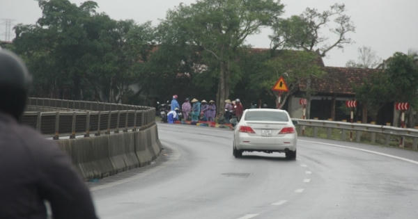 Quảng Bình: Hiểm họa chợ tự phát nơi “góc chết” cầu Gianh Quảng Bình: Hiểm họa chợ tự phát nơi “góc chết” cầu Gianh