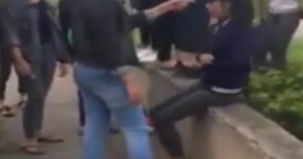 Mâu thuẫn tình cảm, nữ sinh lớp 10 bị bạn lôi ra công viên đánh