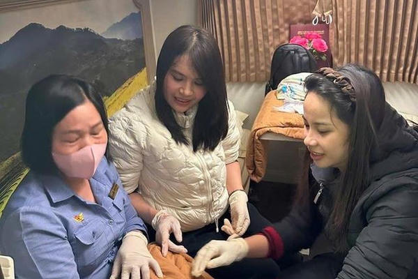 Sinh non trên tàu Bắc - Nam, sản phụ được hai nữ hộ sinh Nghệ An giúp đỡ “mẹ tròn con vuông”