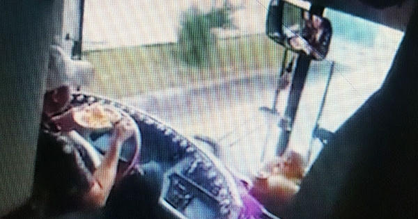 Lâm Đồng: Tài xế xe khách vừa lái xe vừa ăn mì bị đình chỉ công tác