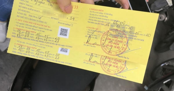 Người dân cuống cuồng, "rồng rắn" xếp hàng đi mua bảo hiểm xe máy, ô tô