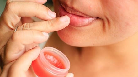'Rước' cả tá vi khuẩn khi tô son bằng tay
