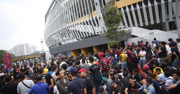 Mua vé trận chung kết: Hàng nghìn CĐV xếp hàng qua đêm tại thủ đô Kuala Limpur