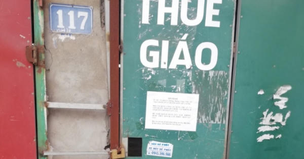 Hà Nội: Một hộ dân bị nhóm người lạ mặt khoá cửa, nhỏ keo 502 vào ổ khoá không cho ra vào