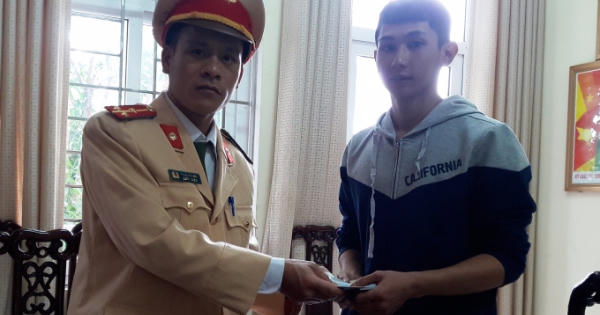 Nam thanh niên đi ship hàng thuê vui mừng nhận lại chiếc ví đánh rơi từ CSGT