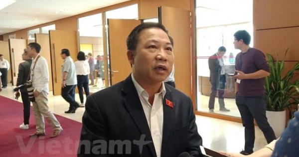 Cần xử lý nghiêm cán bộ công an 'ném xúc xích' vào mặt người dân