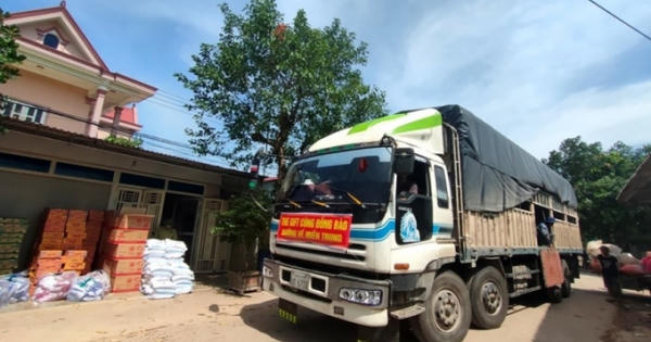 Cận cảnh đoàn xe cứu trợ nối đuôi nhau về với người dân vùng lũ Hà Tĩnh