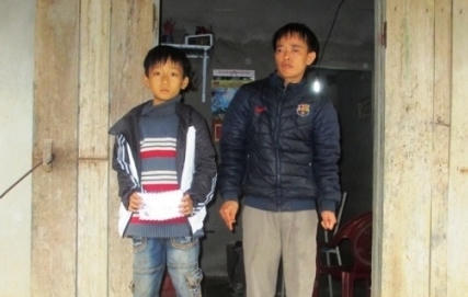 Nghệ An: Thắt lòng cảnh người cha tàn tật nuôi con máu trắng