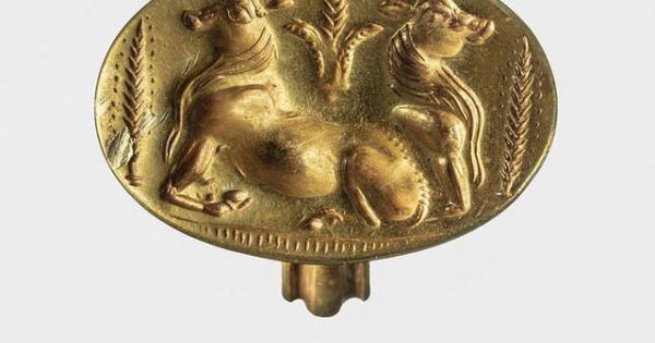 Phát hiện ngôi mộ 3500 năm chứa nhiều châu báu và hàng nghìn miếng vàng lá