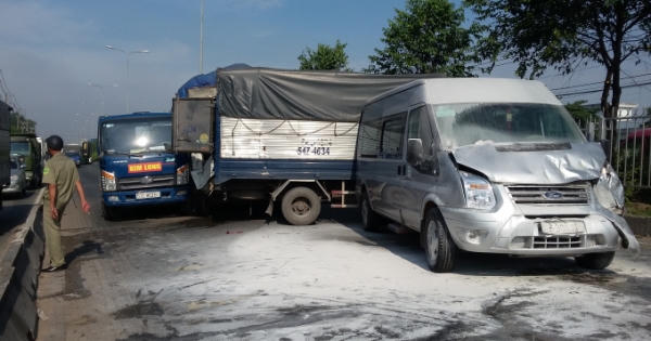 Hơn 10 du khách Hàn Quốc kêu cứu trong xe du lịch đang bốc cháy