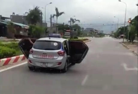CSGT lên tiếng về xe taxi mở bung cánh cửa chạy trên đường