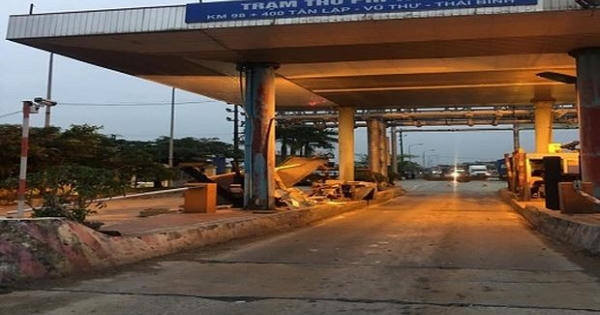 Cabin trạm thu phí Tân Đệ bị container húc đổ trong đêm