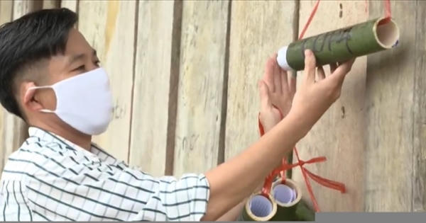 Giáo viên băng rừng đến tận nhà giao bài cho học sinh