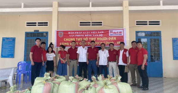 Báo Pháp luật Việt Nam hỗ trợ người dân bị ảnh hưởng bởi dịch Covid-19 tại Bình Thuận