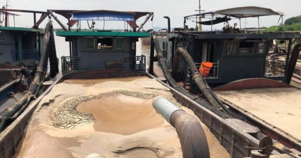 Hà Nội: Liên tiếp phát hiện tàu khai thác cát trái phép trên sông Hồng Hà Nội: Liên tiếp phát hiện tàu khai thác cát trái phép trên sông Hồng