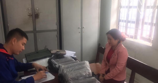 Bắt hai người phụ nữ “cõng” thuốc nổ đi bán