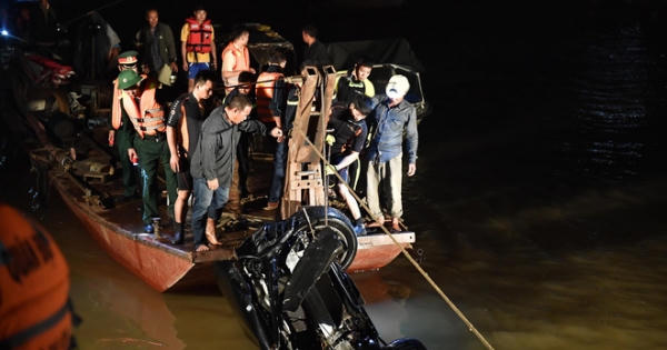 Đã tìm thấy xe ô tô húc văng lan can cầu Chương Dương, lao xuống sông Hồng