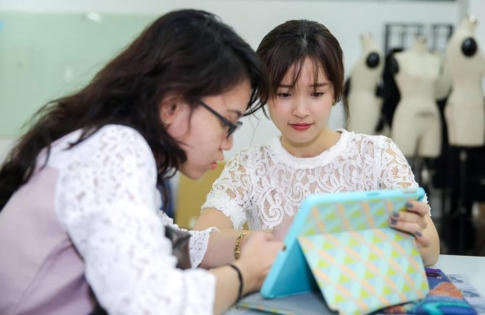 Nữ diễn viên Midu chính thức làm nghề "gõ đầu trẻ"