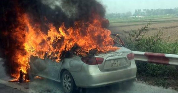 Hà Nội: Ô tô bỗng nhiễn “rực cháy” khi đang di chuyển trên đường