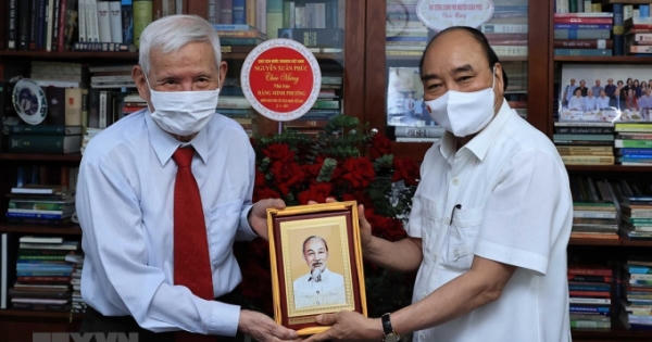 Chủ tịch nước thăm một số nhà báo, gia đình nhà báo lão thành
