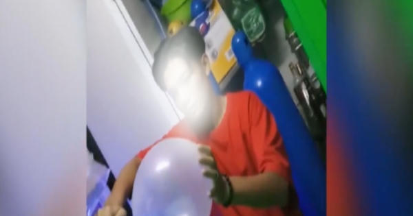 Hà Nội: Núp bóng quán Cafe để sử dụng “bóng cười” Hà Nội: Núp bóng quán Cafe để sử dụng “bóng cười”