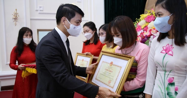 Thầy cô và những 'chuyến đò' vượt bão táp COVID-19