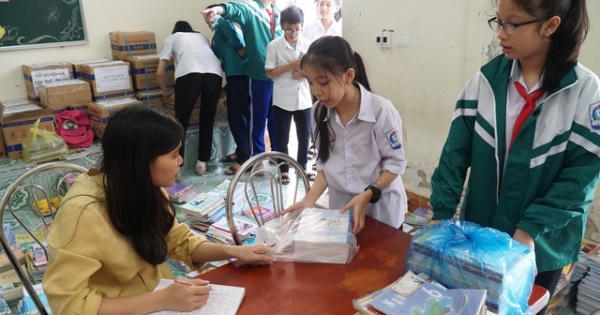 Nghệ An: Quyên tặng hàng nghìn bộ SGK, vở viết cho học sinh vùng lũ