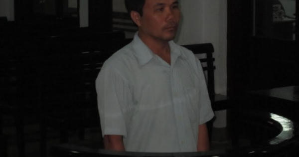 Đi tù vì làm giả giấy tờ cho người khác đi nước ngoài