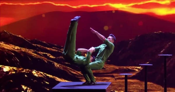 Xem lại clip "cú nhảy chết người" của Quốc Cơ - Quốc Nghiệp tại đêm chung kết Britain's Got Talent