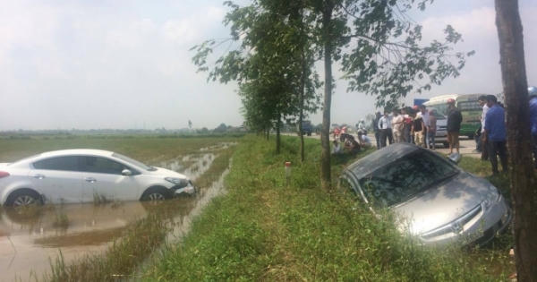 Nam Đàn: 2 xế hộp chạy tốc độ cao cùng nhau "lội" ruộng