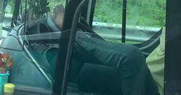 Đề nghị xử nghiêm tài xế lái xe khách bằng chân trên cao tốc Trung Lương - TP HCM