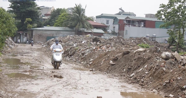 Nhức mắt vì "núi rác" chất quanh hồ Đầm Hồng