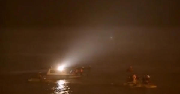 Clip: Xuyên đêm tìm kiếm, trục vớt ô tô lao xuống Sông Hồng