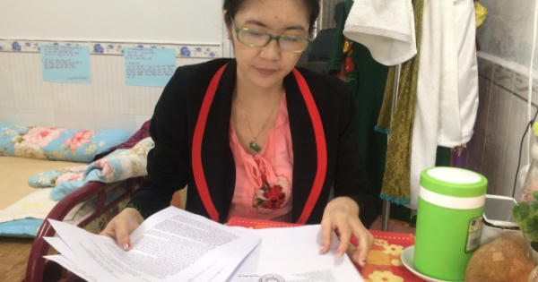 Nữ thủ quỹ 10 năm kêu oan do bị sa thải vì tố cáo sai phạm của cấp trên Nữ thủ quỹ 10 năm kêu oan do bị sa thải vì tố cáo sai phạm của cấp trên