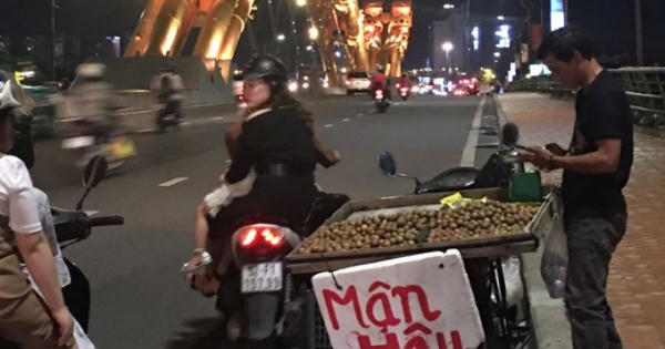 Đà Nẵng: Hàng rong tái diễn trên cầu Rồng Đà Nẵng: Hàng rong tái diễn trên cầu Rồng