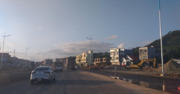 Gói thầu trăm tỷ tại Quảng Ninh, trời mưa như trút, nhà thầu vẫn thản nhiên trải thảm nhựa