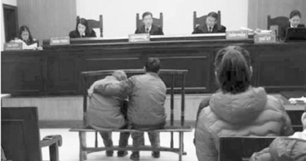 Nước mắt người mẹ trên chặng đường dài đi đòi công lý cho đứa con bị cưỡng hiếp