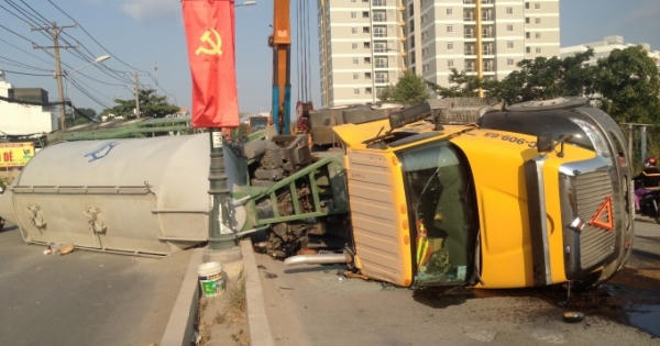 TP HCM: Lao vào dải phân cách, xe đầu kéo lật nhào giữa đường